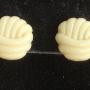 CLIPS AVON Cream Plastic Button Clip Earrings, Vintage (AK5)