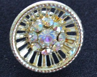 Pretty Vintage Aurora Borealis Rhinestone Tac Pin, Bosom Pin, Tono oro (AH2)