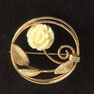 Cream Carved Rose, Golf filled Circle Pin, Brooch, Vintage (AP13)