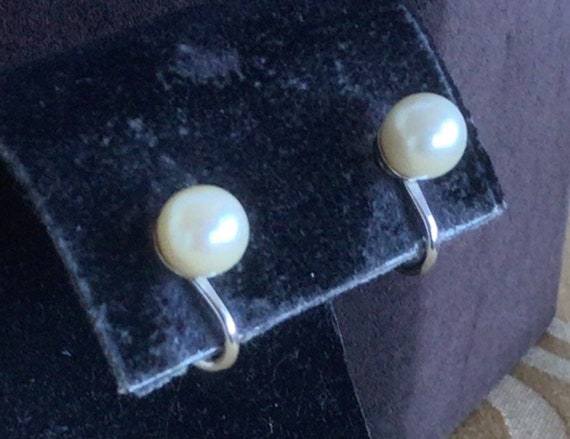 VAN DELL White 8mm Faux Pearl Screw back Earrings… - image 1