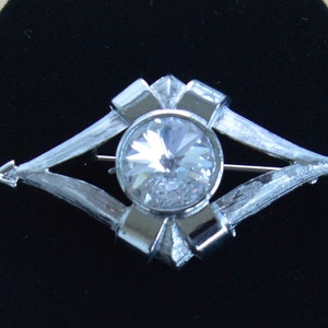Beautiful Vintage Rhinestone, Silver tone Modern Brooch (AM15)