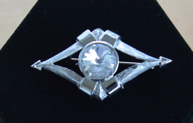 Beautiful Vintage Rhinestone AM15 Silver tone Modern Brooch