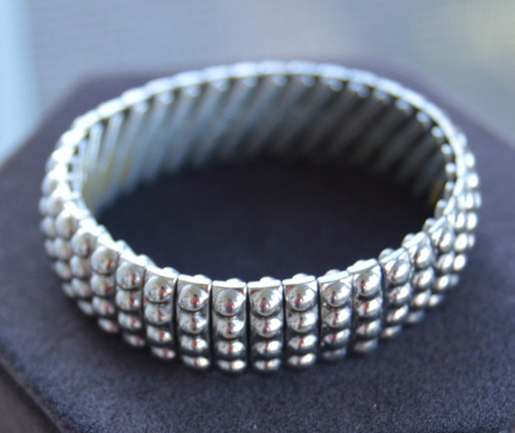 Bracelet dexpansion perlé de tonalité argentée, millésime, 2-1/8 ...