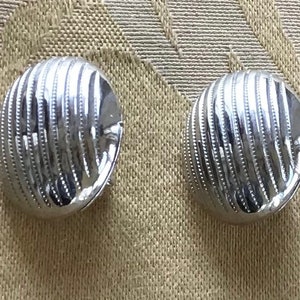 Orecchini a clip ovale a costine tono argento, vintage (X6)