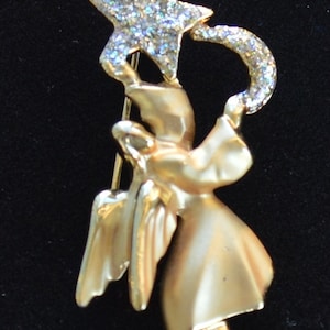 Cute Vintage Angel, Star Brooch, Gold tone