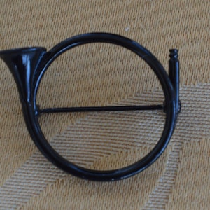 Black Enamel French Horn, Bugle Brooch, Pin, Vintage, Musical Instrument (AJ8)