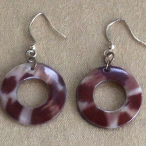 Brown Leopard Shell Dangle Pierced Earrings, Gold Ear wire, Vintage (G12)