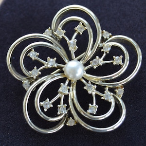 Rhinestone, Faux Pearl Floral Brooch. Gold tone, Vintage (AR3)