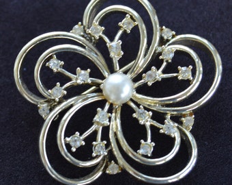Rhinestone, Broche Floral de Perla Falsa. Tono oro, Vintage (AR3)