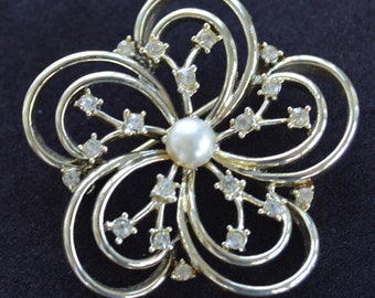 Rhinestone, Faux Pearl Floral Brooch. Gold tone, Vintage (AR3)