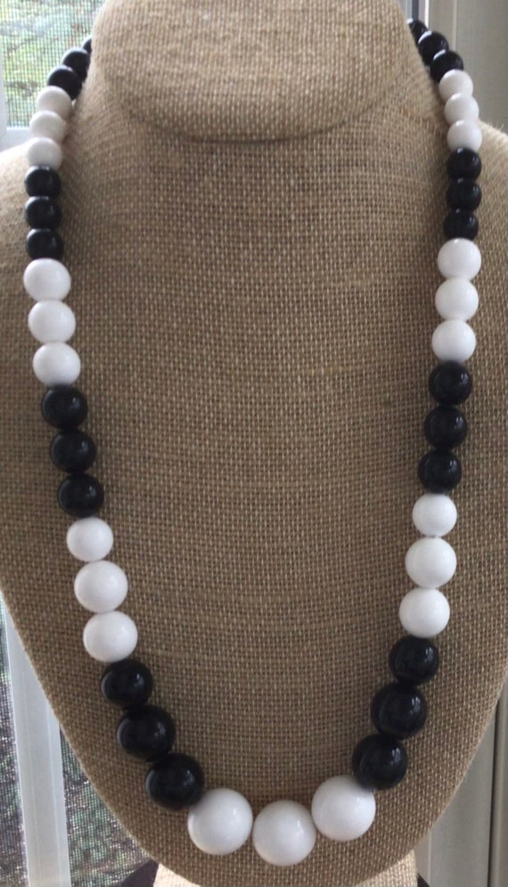 Black, White Plastic Graduated Beaded Necklace, 25