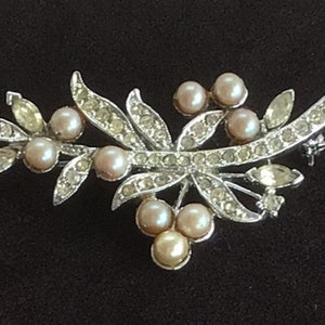 Rhinestone, Beige Pearl Floral, Leaf Brooch, Vintage, Silver tone (G12)