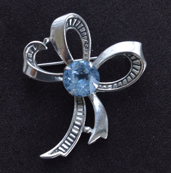 Beautiful Vintage Rhinestone AM15 Silver tone Modern Brooch