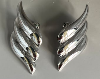 CLIPS Monet Silver tone Ribbed Clip Earrings, Vintage (M2)