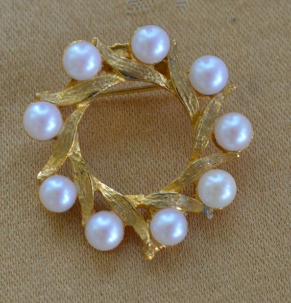 Faux Pearl Leaf Circle Brooch, Gold tone, Vintage,