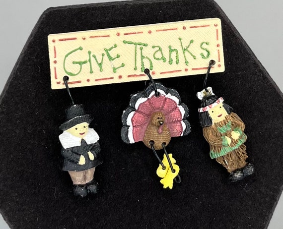 Wooden “Give Thanks” Thanksgiving Pin, Vintage (A… - image 1