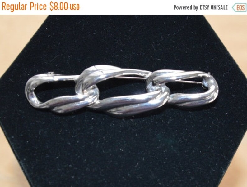Pretty Vintage Silver tone Chain Brooch