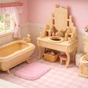 Puede incluir: Un baño de casa de muñecas en miniatura con bañera, tocador e inodoro de madera. La habitación está decorada en rosa y blanco, con un suelo a cuadros y una alfombra rosa. Se ve una ventana con cortinas rosas.