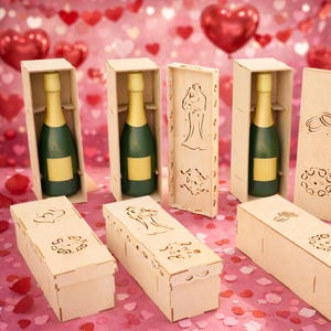 Puede incluir: Varias botellas de champán verdes y doradas se exhiben en cajas de madera decorativas. Las cajas presentan diseños cortados con láser de corazones, parejas y anillos de boda. El fondo es una superficie rosa con globos en forma de corazón.