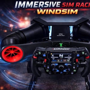 Può includere: Un volante da corsa SIMAGIC nero e rosso e un sistema WindSim. Il volante ha un display digitale e numerosi pulsanti. Il sistema presenta due grandi tubi neri con accenti rossi e il testo "IMMERSIVE SIM RACING WINDSIM".