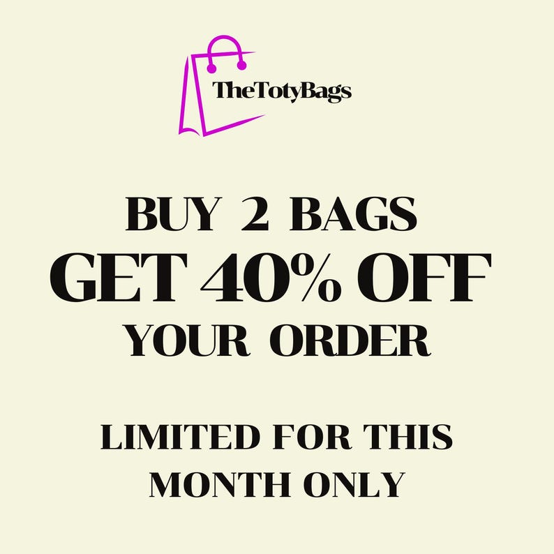 Może przedstawiać: Kremowa grafika promocyjna z tekstem "BUY 2 BAGS GET 40% OFF YOUR ORDER" pogrubioną czcionką. Poniżej znajduje się tekst "LIMITED FOR THIS MONTH ONLY". Logo The TotyBags znajduje się w lewym g&oacute;rnym rogu.