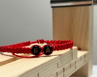Pulsera de hilo tejidas personalizada con iniciales para amigos, parejas, familia y fechas especiales. Hechas a mano genuinas y originales.
