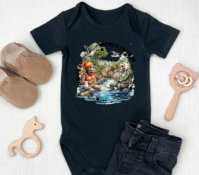 K&ouml;nnte beinhalten: Schwarzer Baby-Strampler mit einem Motiv von zwei Skeletten beim Angeln. Der Text "Waiting on the tide to come in" ist auf dem Strampler aufgedruckt.