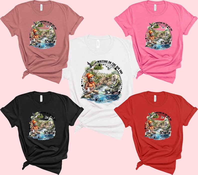 K&ouml;nnte beinhalten: F&uuml;nf T-Shirts in verschiedenen Farben, jedes mit einem Motiv von zwei Skeletten beim Angeln mit dem Text "Waiting on the big one". Die T-Shirts sind in Pink, Rot, Schwarz, Wei&szlig; und Braun erh&auml;ltlich.