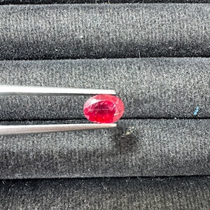 NO Heat Natural Ruby 100% 1 piece Loose stone 1.10Carat Oval shape Ruby Certified gem stone for jewelry Making Red Ruby good color 7x5x3.3MM