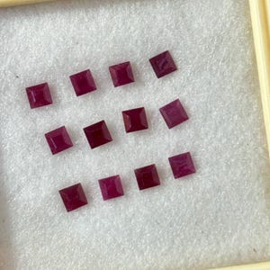 Naturlig rubin 12 st lösa stenar 4x4x2,5 MM 4,25 karat fyrkantig form lot Rubin Certifierad ädelsten för smyckestillverkning Röd rubin bra färg