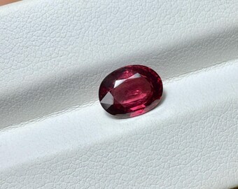 Naturlig Rhodolit Granat Oval Slipad Lös Ädelsten Naturliga Ädelstenar AAA+ Kvalitet 2,10 karat 7x9x4mm från Afrika Bra Färg, Form, Kvalitet