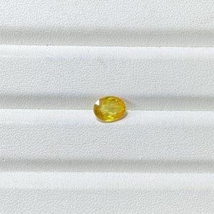 Safira amarela natural solta oval lapidada 1,50 cartas 8,2x5,2x3,5 mm, excelente qualidade de chanthaburi, Tailândia, bom estado,