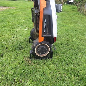 Soporte vertical para el robot cortacésped LUBA 2 AWD | Estación de mantenimiento y limpieza + raspadores | Archivo STL imprimible en 3D
