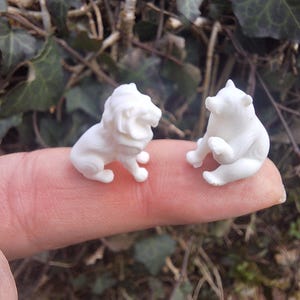 León y oso en miniatura, escala 1:12 STL – Animales decorativos para casa de muñecas – Figuras para estanterías – Archivo imprimible en 3D