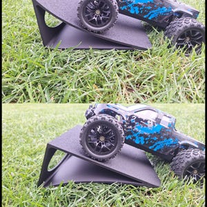 Könnte beinhalten: Eine weiße Keramik-Tasse mit schwarzem Henkel und dem Text "But First, Coffee" in fetter, schwarzer Schrift. Die Tasse steht auf einer Holzoberfläche. Die Tasse ist 10 cm hoch.