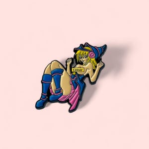 Pin de esmalte de chica maga
