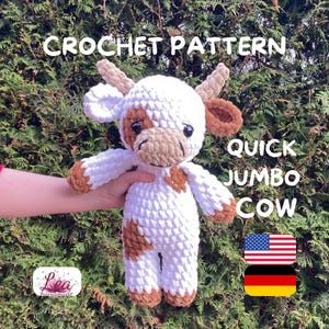 Könnte beinhalten: Ein weiß-braunes Plüschkuh-Spielzeug aus dickem Garn mit zwei Hörnern, großen dunklen Augen und einer Schnauze. Der Text CROCHET PATTERN QUICK JUMBO COW ist sichtbar, zusammen mit einer kleinen US-Flagge und einer deutschen Flagge.