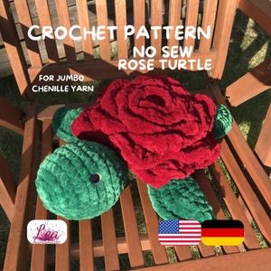 Könnte beinhalten: Eine handgefertigte Häkelschildkröte mit einer großen roten Rose für den Panzer, einem grünen Kopf und Flossen. Der Text auf dem Bild lautet "CROCHET PATTERN NO SEW ROSE TURTLE FOR JUMBO CHENILLE YARN". Das Bild enthält auch die amerikanische und deutsche Flagge.