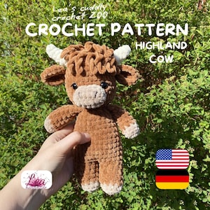 Könnte beinhalten: Ein gehäkeltes Highland-Rind-Plüschtier in Braun mit weißen Hörnern, hellbrauner Schnauze und schwarzen Augen. Der Text lautet: Lea's cuddly crochet ZOO CROCHET PATTERN HIGHLAND COW. Das Spielzeug hat eine strukturierte Garnoberfläche.