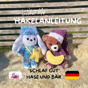 Könnte beinhalten: Zwei handgefertigte Häkeltiere: ein weißes Häschen in einem blauen Outfit und ein brauner Bär mit einer lila Schlafhaube. Das Häschen hält einen gelben Stern, und der Bär hält einen gelben Halbmond. Deutscher Text ist ebenfalls vorhanden.