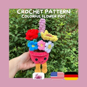Op de afbeelding: Een gehaakte bloempot met een roze basis met een lachend gezicht en twee gele benen. Het arrangement bevat een rode roos, een gele zonnebloem, een blauwe, roze en witte bloem en een hoge paarse stengel, met de tekst CROCHET PATTERN COLORFUL FLOWER POT.