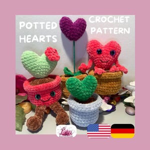 Könnte beinhalten: Gehäkelte herzförmige Pflanzen in Töpfen, mit grünen, roten und lila Herzen. Das Bild enthält den Text "Potted Hearts Crochet Pattern" und das Lea handmade Logo sowie die amerikanische und deutsche Flagge.