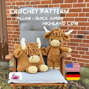 Könnte beinhalten: Ein Häkelmuster für ein Highland-Kuh-Kissen und -Stofftier. Das Bild zeigt ein braunes Plüschkissen und ein passendes Stofftier, beide mit cremefarbenen Hörnern und Gesichtszügen. Der Text "CROCHET PATTERN" ist sichtbar.