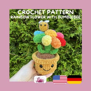 Könnte beinhalten: Eine Häkelanleitung für eine Regenbogenblume mit Hummel. Die Plüschblume hat bunte Blütenblätter in Blau, Grün, Gelb, Orange und Rot und steht in einem gelben Topf mit lächelndem Gesicht. Eine kleine Hummel sitzt oben auf der Blume.