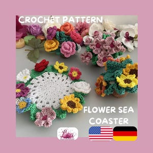 Könnte beinhalten: Häkelanleitung für einen Flower Sea Coaster. Das Bild zeigt mehrere handgefertigte Untersetzer mit bunten Häkelblumen, darunter Sonnenblumen, Rosen und Gänseblümchen. Die Untersetzer sind in verschiedenen Farben gehalten, darunter Gelb, Rosa und Weiß. Der Text "CROCHET PATTERN" und "FLOWER SEA COASTER" sind sichtbar.