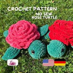 Könnte beinhalten: Zwei gehäkelte Schildkrötenspielzeuge mit rosenförmigen Schalen. Eine Schildkröte hat eine rosa Rosenschale, die andere eine rote Rosenschale. Beide haben grüne Körper und Blätter. Der Text "CROCHET PATTERN NO SEW ROSE TURTLE" steht oben.