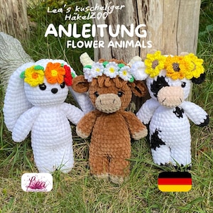 Könnte beinhalten: Drei gehäkelte Blumentierspielzeuge: ein weißes Kaninchen, eine braune Kuh und eine schwarz-weiße Kuh. Jedes Tier trägt einen Blumenkranz. Das Bild enthält den Text "Lea's kuscheliger HäkelZOO" und "ANLEITUNG FLOWER ANIMALS".