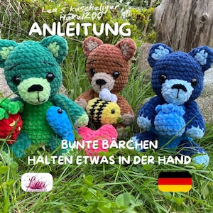 Könnte beinhalten: Drei gehäkelte Teddybären in Grün, Braun und Blau, jeder hält ein kleines Spielzeug. Die Bären sitzen im Gras, mit deutschem Text darüber und darunter. Ein rosa Herz und eine gelb-schwarze Biene sind ebenfalls zu sehen.