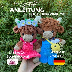 Könnte beinhalten: Zwei handgefertigte Häkeltier-Plüschtiere, die Hochlandrinder darstellen. Eines trägt ein rosa Kleid und einen Blumenkranz, das andere eine blaue Latzhose und eine bienenförmige Tasche. Der Text auf dem Bild lautet "Lea's kuscheliger HäkelZOO" und "ANLEITUNG HOCHLANDRIND MIT".