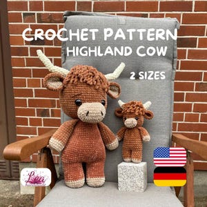 Könnte beinhalten: Zwei gehäkelte Highland-Kuh-Plüschtiere in Braun-, Beige- und Cremetönen. Die größere Kuh sitzt, während die kleinere auf einem Steinblock steht. Der Text "CROCHET PATTERN HIGHLAND COW 2 SIZES" ist über den Plüschtieren zu sehen.